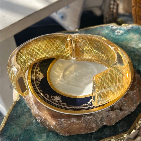 Vintage Wide Wavy Chunky Lucite Clamper Bracelet - Picture 3 of 7